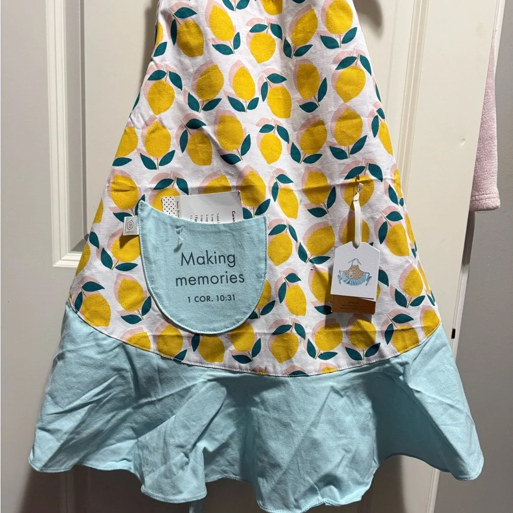 Hallmark Candace Cameron Bure Dayspring Making Memories Lemon Print Apron - Picture 3 of 5